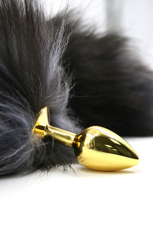 Золотая анальная пробка с хвостом из натурально меха