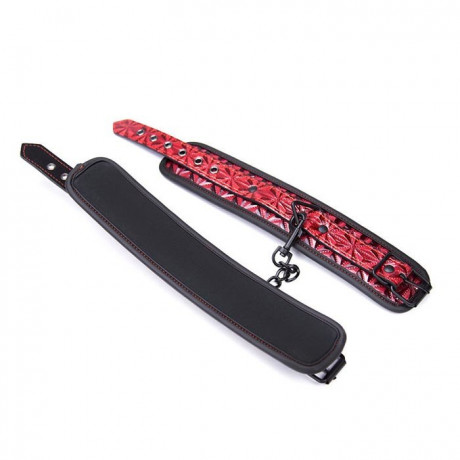 Оковы на ноги с геометрическим принтом