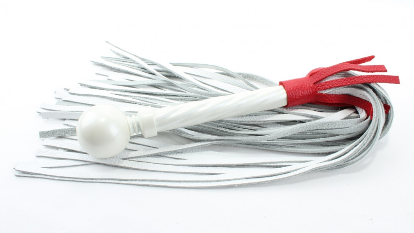 Роскошная кожаная белая плеть с красной вставкой