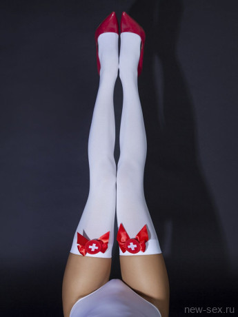 Белые чулки с красными бантами