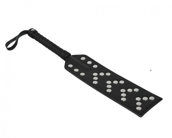 Шлепалка из натуральной кожи и декорирована металлическими клёпками