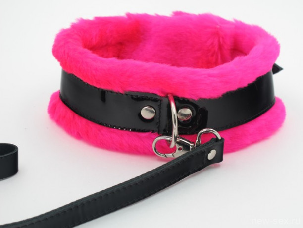 Лаковый ошейник с мехом и поводком