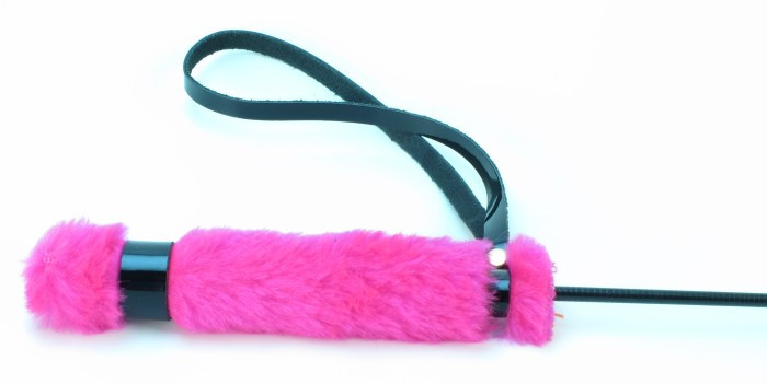 Стек из лаковой кожи с ручкой из яркого плюша