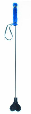 Стек из лаковой кожи с ручкой из яркого плюша