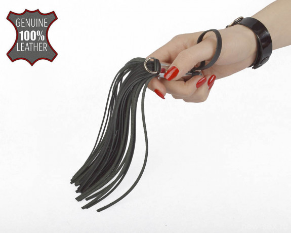 Кистевой флогер из натуральной кожи черного цвета