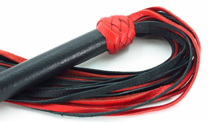 Многохвостовая плеть черно-красного цвета с жесткой рукояткой