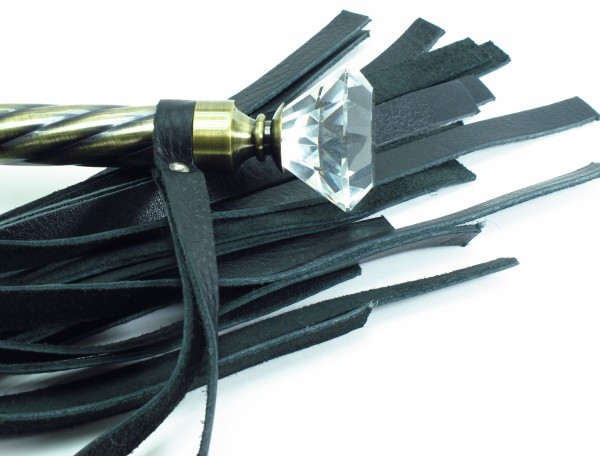 Эксклюзивная кожаная плеть с широкими хвостами и кристаллом в рукоятке