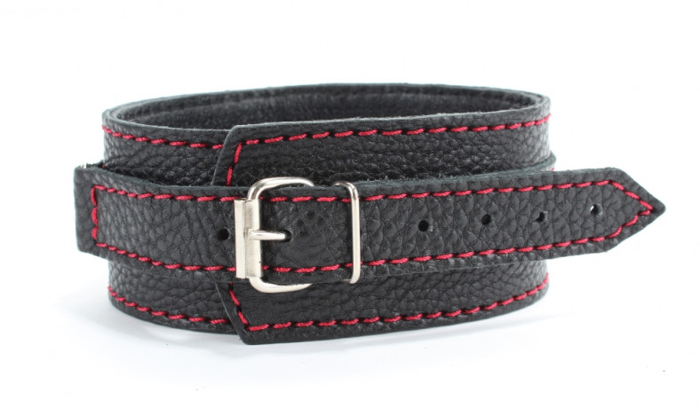 Черный кожаный ошейник с красной отстрочкой и кольцом для карабина