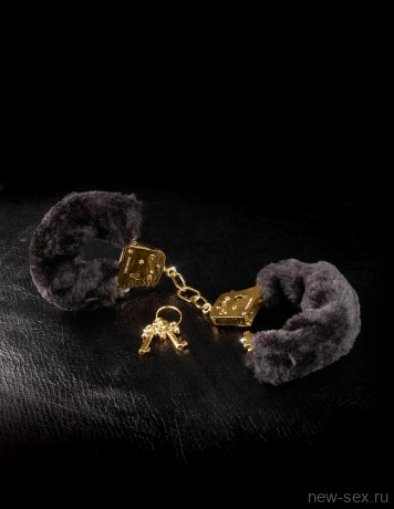 Металлические наручники обтянутые черным мехом Gold Deluxe Furry Cuffs