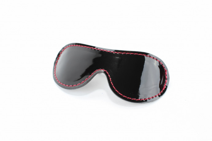 Маска из лакированной кожи с контрастной строчкой