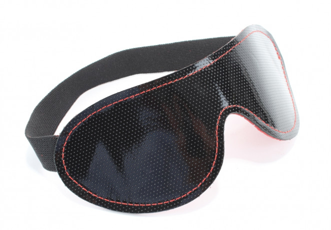 Маска из лакированной кожи с контрастной строчкой