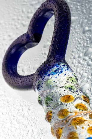 Ребристый стеклянный фаллоимитатор с ручкой в виде сердца Sexus Glass