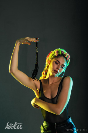 Стильная мини-плеть черного цвета для БДСМ игр Party Hard Attraction