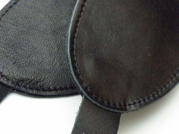 Маска на глаза из гладкой мягкой кожи