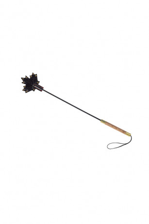 Стек с фигурным окончаниям в виде кленового листа из лаковой кожи