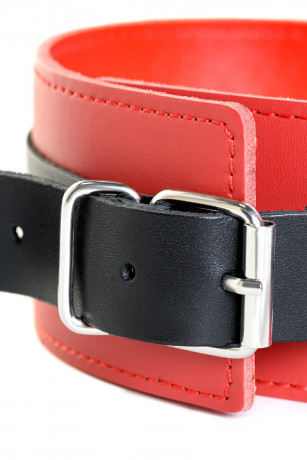 Яркий ошейник красного цвета с чёрной вставкой из натуральной кожи