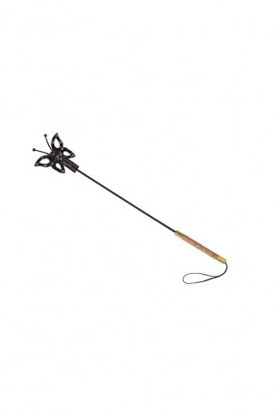 Стек с фигурным окончаниям в виде бабочки из лаковой кожи