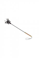 Стек с фигурным окончаниям в виде бабочки из лаковой кожи