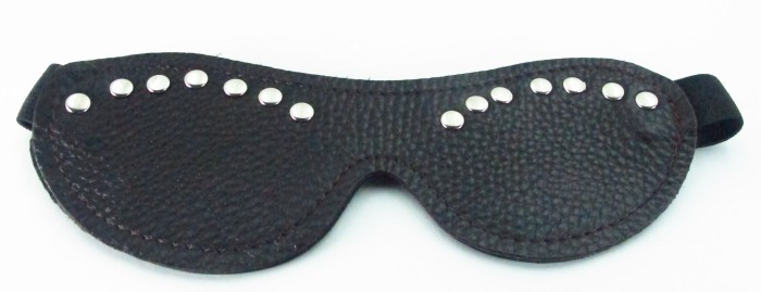 Маска из кожи декорированная заклепками