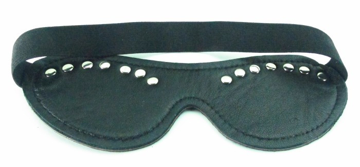 Маска из кожи декорированная заклепками