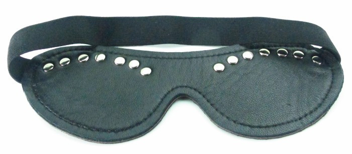 Маска из кожи декорированная заклепками