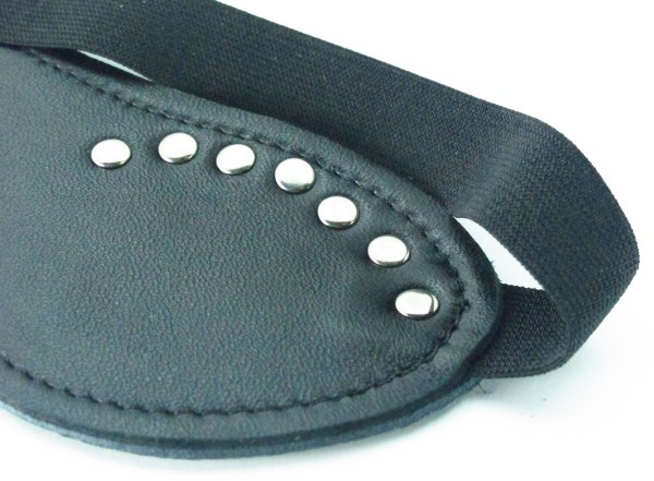 Маска из кожи декорированная заклепками