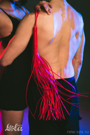 БДСМ плеть из ПВХ с удобной рукояткой с петлей Party Hard Temptation