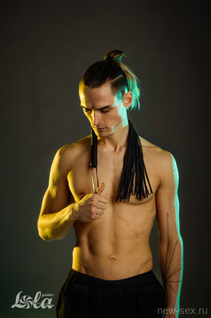 БДСМ плеть из ПВХ с удобной рукояткой с петлей Party Hard Temptation