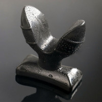 Большая черная анальная пробка с двумя лепестками