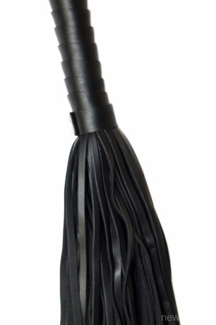 Длинная БДСМ плеть черного цвета с удобной рукояткой Party Hard Delight