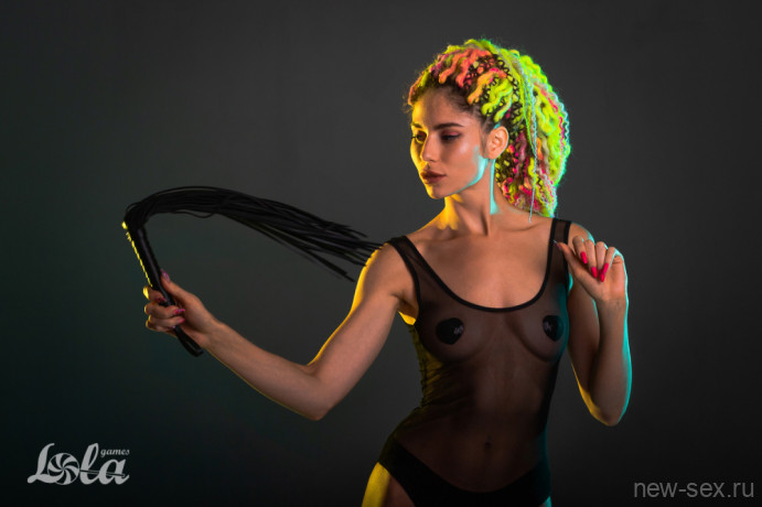 Длинная БДСМ плеть черного цвета с удобной рукояткой Party Hard Delight