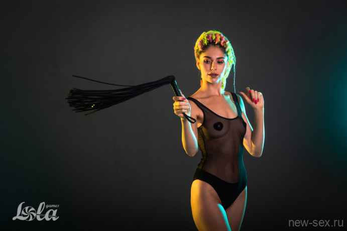 Длинная БДСМ плеть черного цвета с удобной рукояткой Party Hard Delight