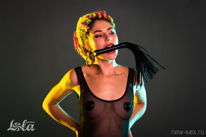 Стильная черная БДСМ плеть с удобной ручкой Party Hard Dark Secret