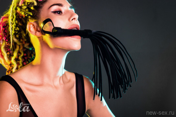 Стильная черная БДСМ плеть с удобной ручкой Party Hard Dark Secret