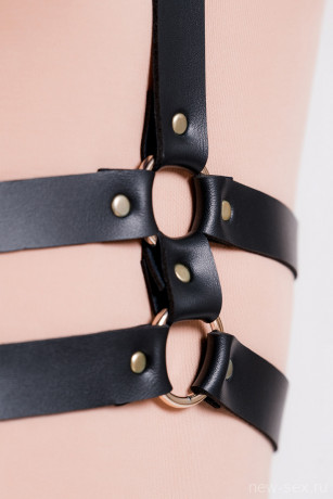 Портупея со сплетением колец в области шеи Vina