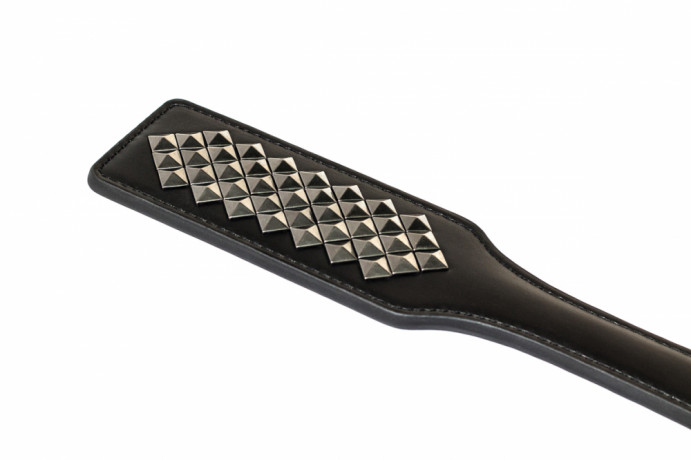 Шлепалка со вставкой из металлических клепок Party Hard Hot Spot