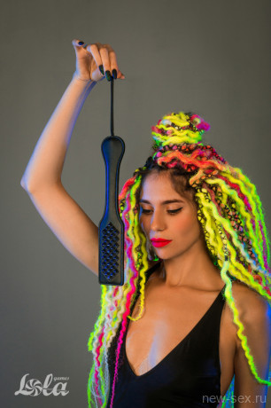 Шлепалка со вставкой из металлических клепок Party Hard Hot Spot