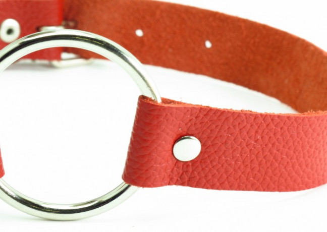 Кляп в виде открытого кольца на ремешке