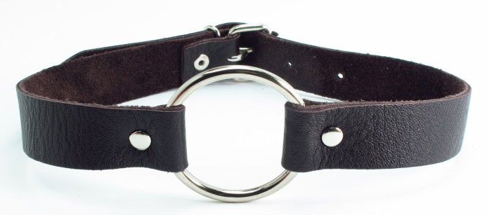 Кляп в виде открытого кольца на ремешке