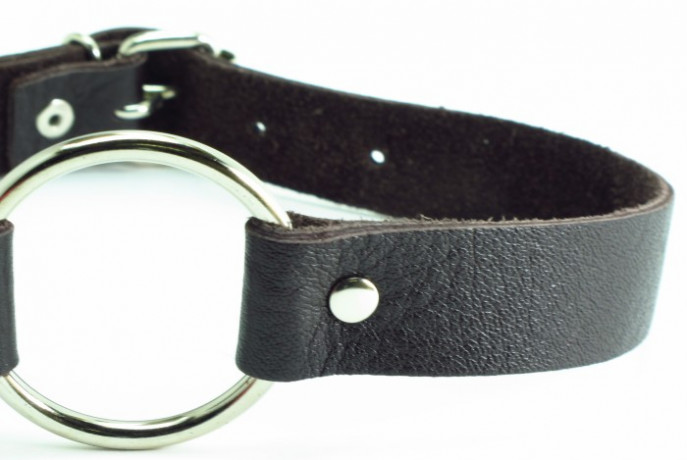 Кляп в виде открытого кольца на ремешке