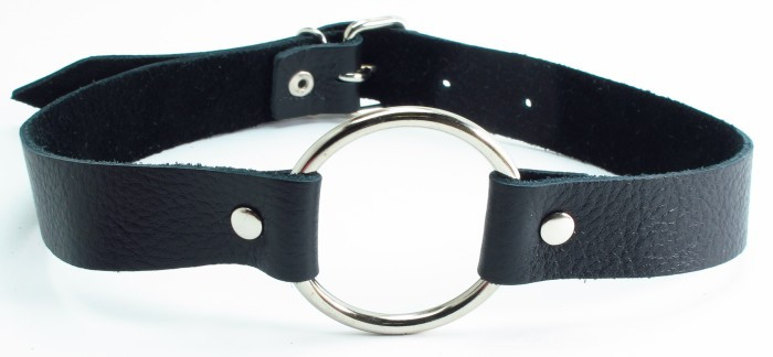 Кляп в виде открытого кольца на ремешке