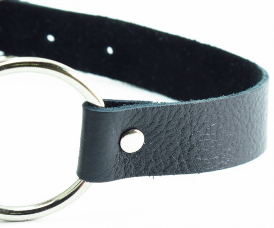 Кляп в виде открытого кольца на ремешке