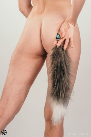 Серебристая анальная пробка с пушистым черным хвостиком Diamond Starlit