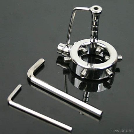 Фиксатор на член с шипами и катетером