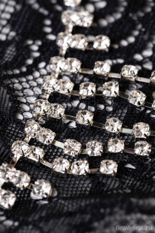 Трусики стринги с классическим кружевом и яркими стразами сзади Joli Belinda