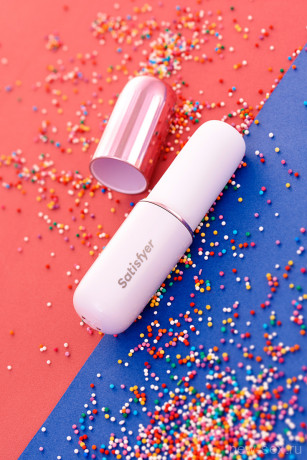 Стильный и мощный мини-вибратор с 10 режимами 5 скоростями Satisfyer Secret Affair