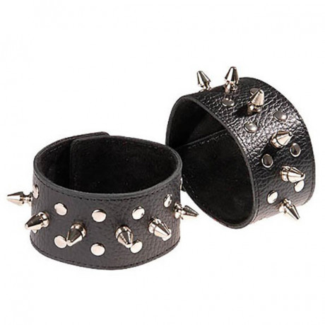 Напульсники с металлическими шипами