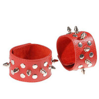 Напульсники с металлическими шипами