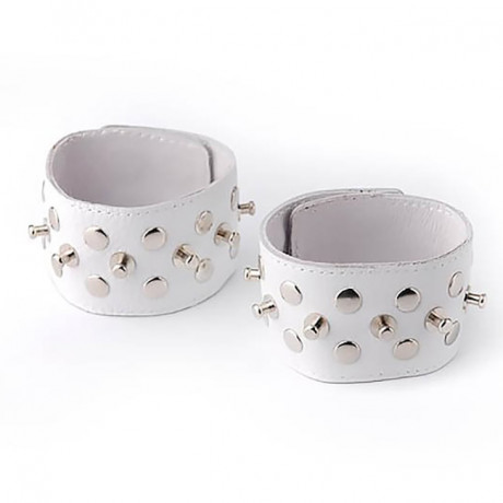 Напульсники с металлическими шипами