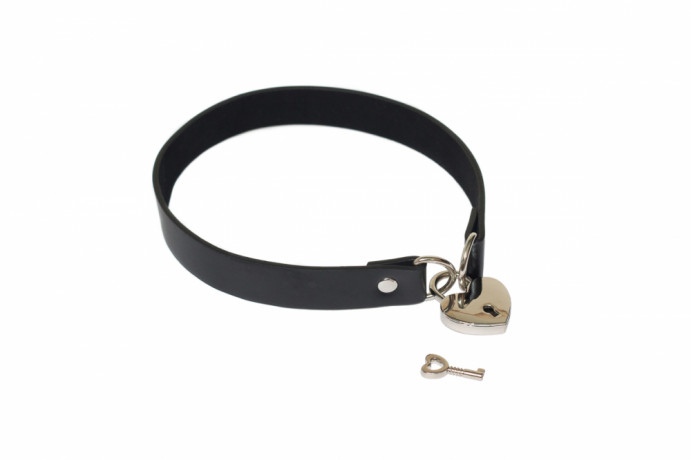 Тонкий черный ошейник с замком-сердечком Party Hard Utopia